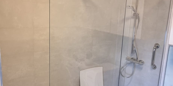 Transformation d'une baignoire en douche à Ligne.